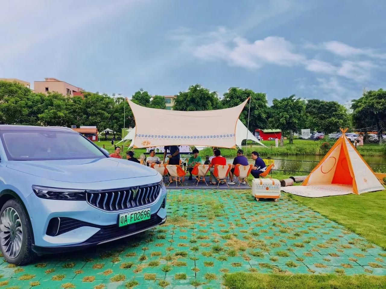 咱们今天就以岚图FREE为例，看看该车作为国产高端SUV，品质感究竟如何。
简单