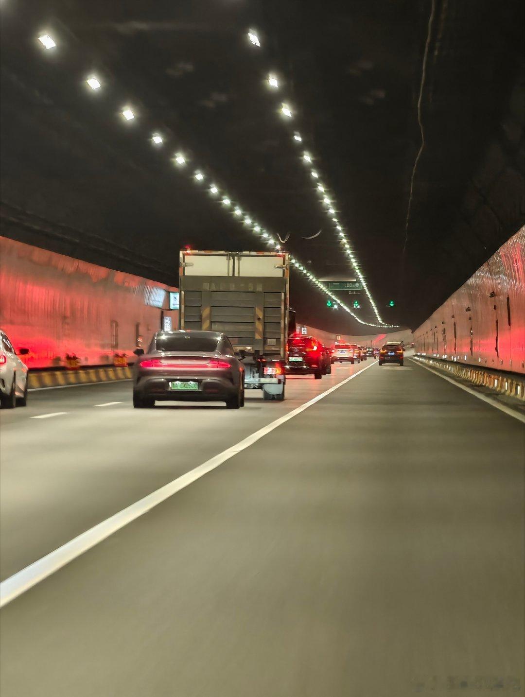 跟车距离那么近，而且还是跟货车后面，这能看到路吗眼前全是货箱，万一货车前面出事故