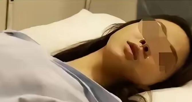 辽宁一男子与网恋女友在出租屋发生关系，中途女子突发异常，男子未及时送医致其死亡。