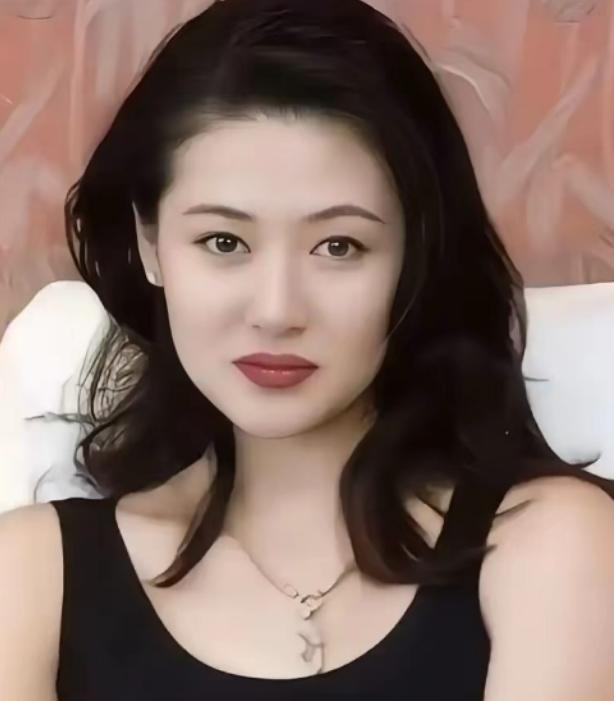 2002年陈宝莲从24楼一跃而下，留下一个才出生20多天的男婴，葬礼上，曾志伟和