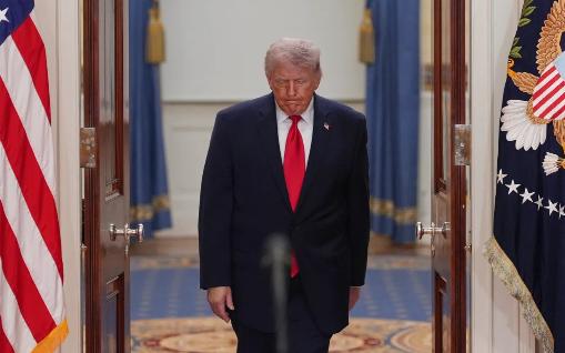 美国新闻周刊今天（4月6日）发文说：“美国宪法第二十五修正案允许副总统和内阁多数