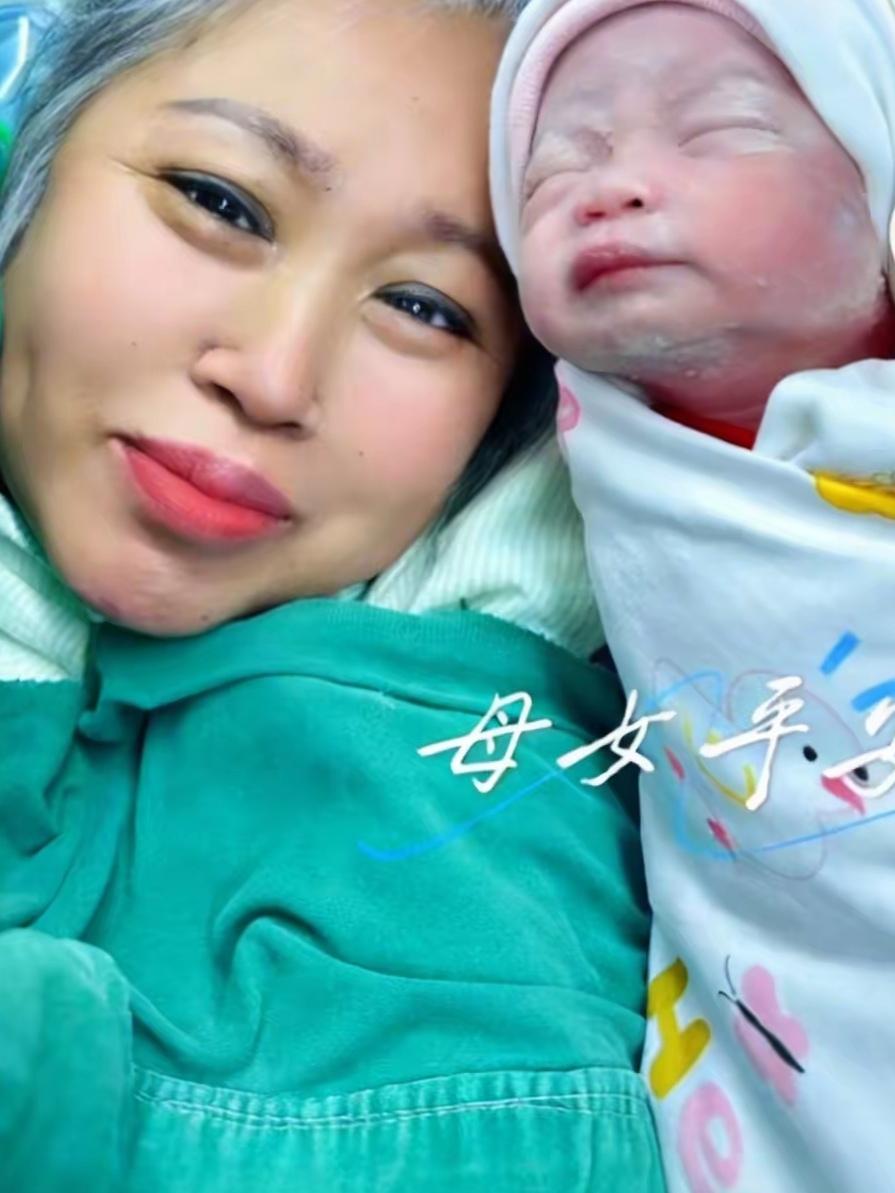 这位63岁超高龄产妇抱着孩子笑得灿烂，状态好得像三十岁？别被表象骗了！产后那点“