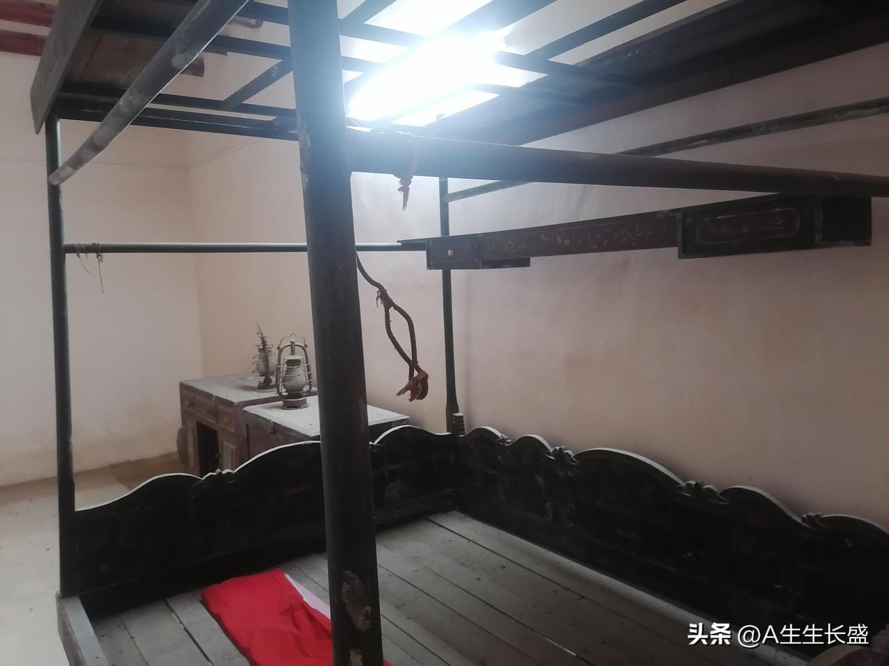 这床历史很久了，至今保存完好，可见床的质量太好了，而且做工非常讲究精美，非大户人