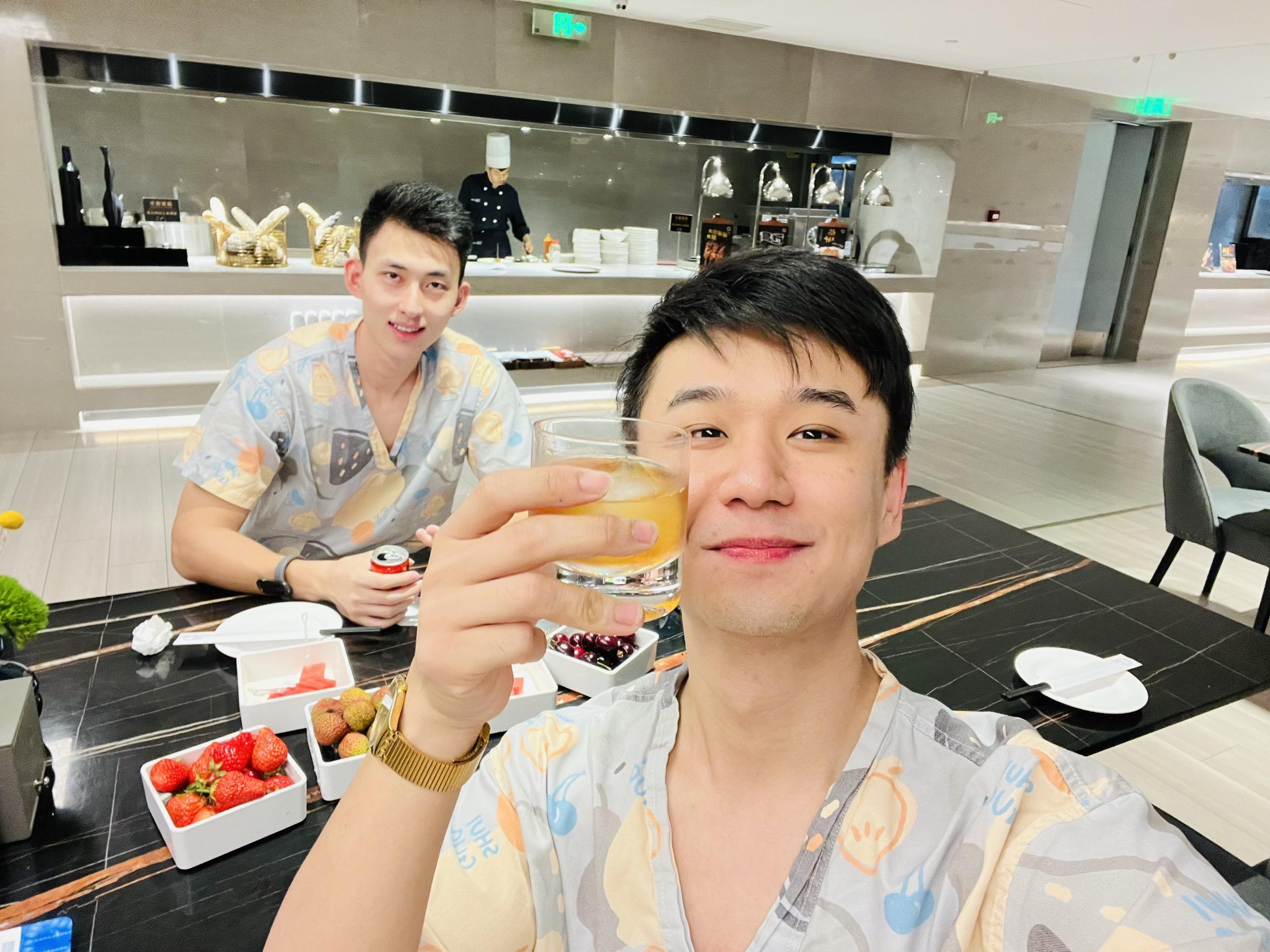 牵挂还在 让往事都随风去吧。