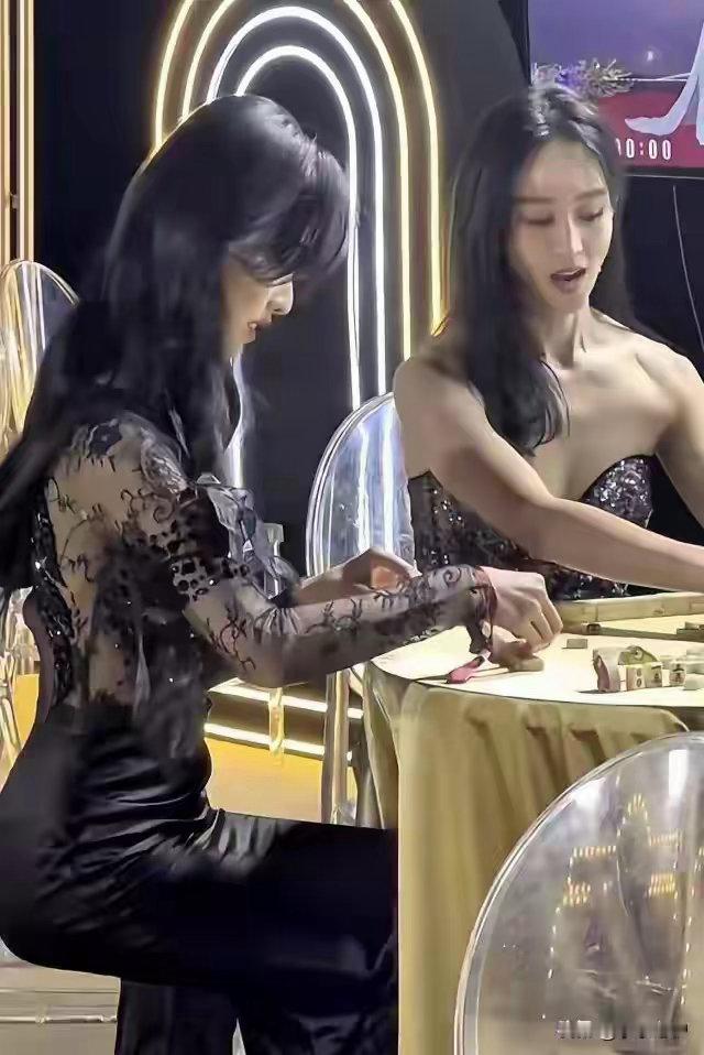 陈都灵这腰这仪态，居然是在打麻将…？ 