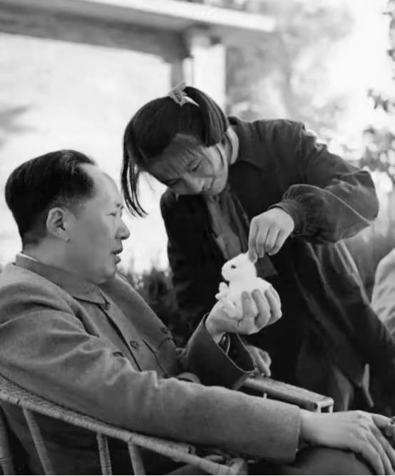 李讷回忆说：我在北大读书期间，爸爸告诉我，你是学历史的，记住，历史没有真理，只有