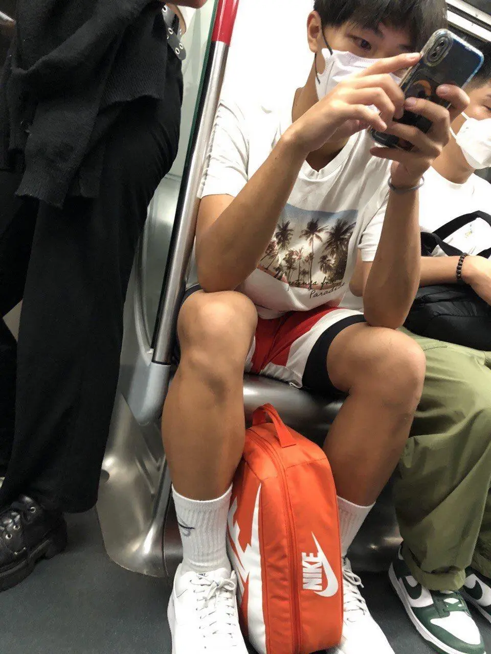 地铁上的小抓拍～有点小心动