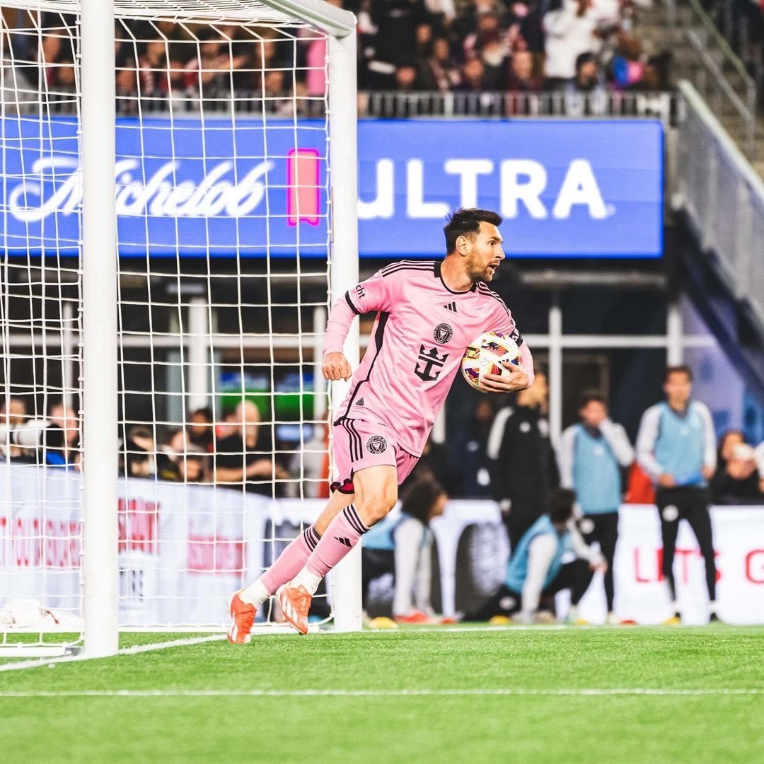 梅西ins庆祝胜利：又一场胜利，让我们继续赢下去！#梅西[超话]# #梅西连场破