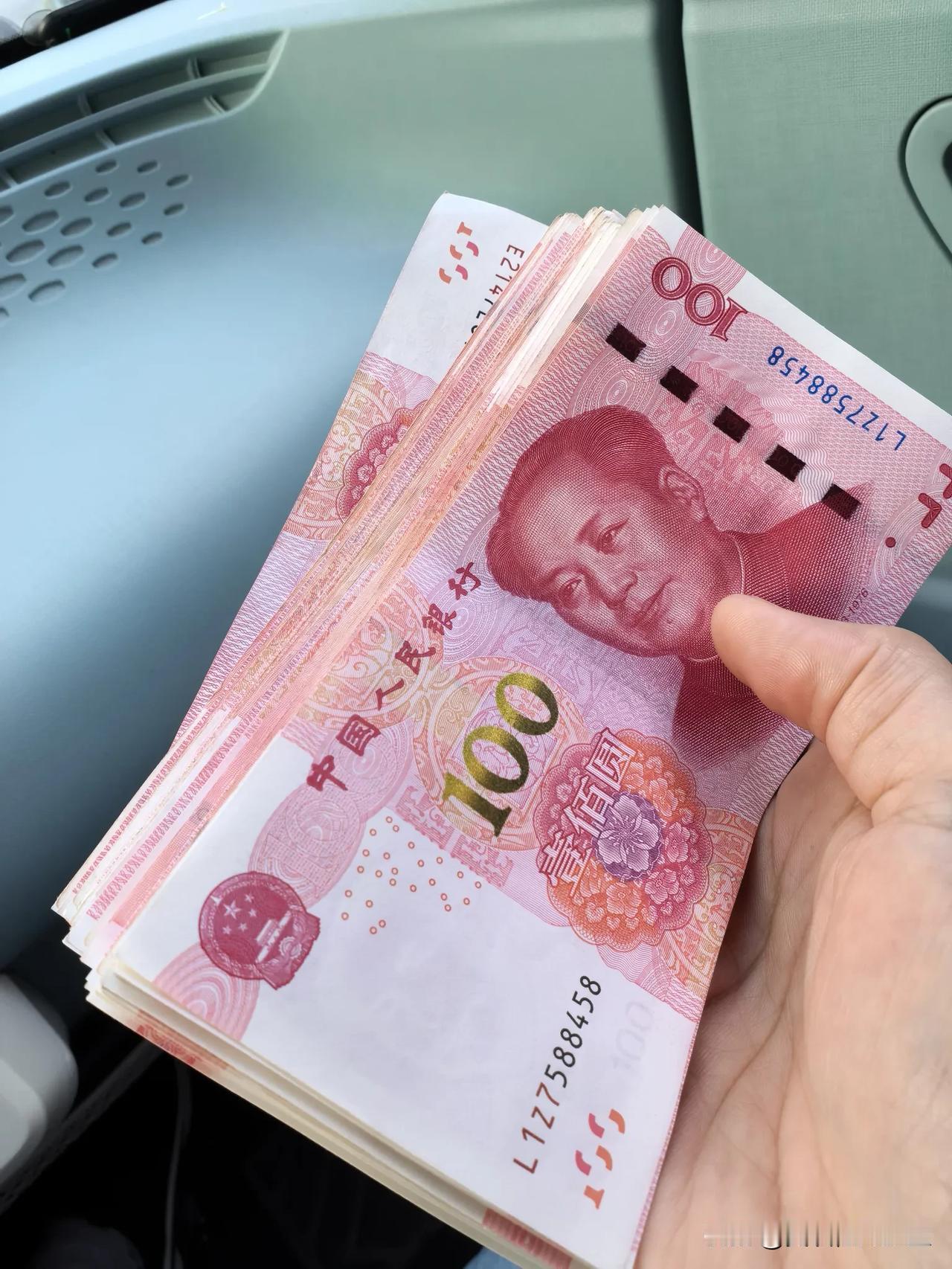 为给儿子交学费，早上7点多，去银行取几千块钱现金来用。

没想到，到银行自动取款