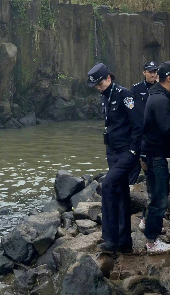 #考古的风还是吹到了宋佳# 🆘谁懂这套警服照片的含金量[抓狂][抓狂]狠狠硬控