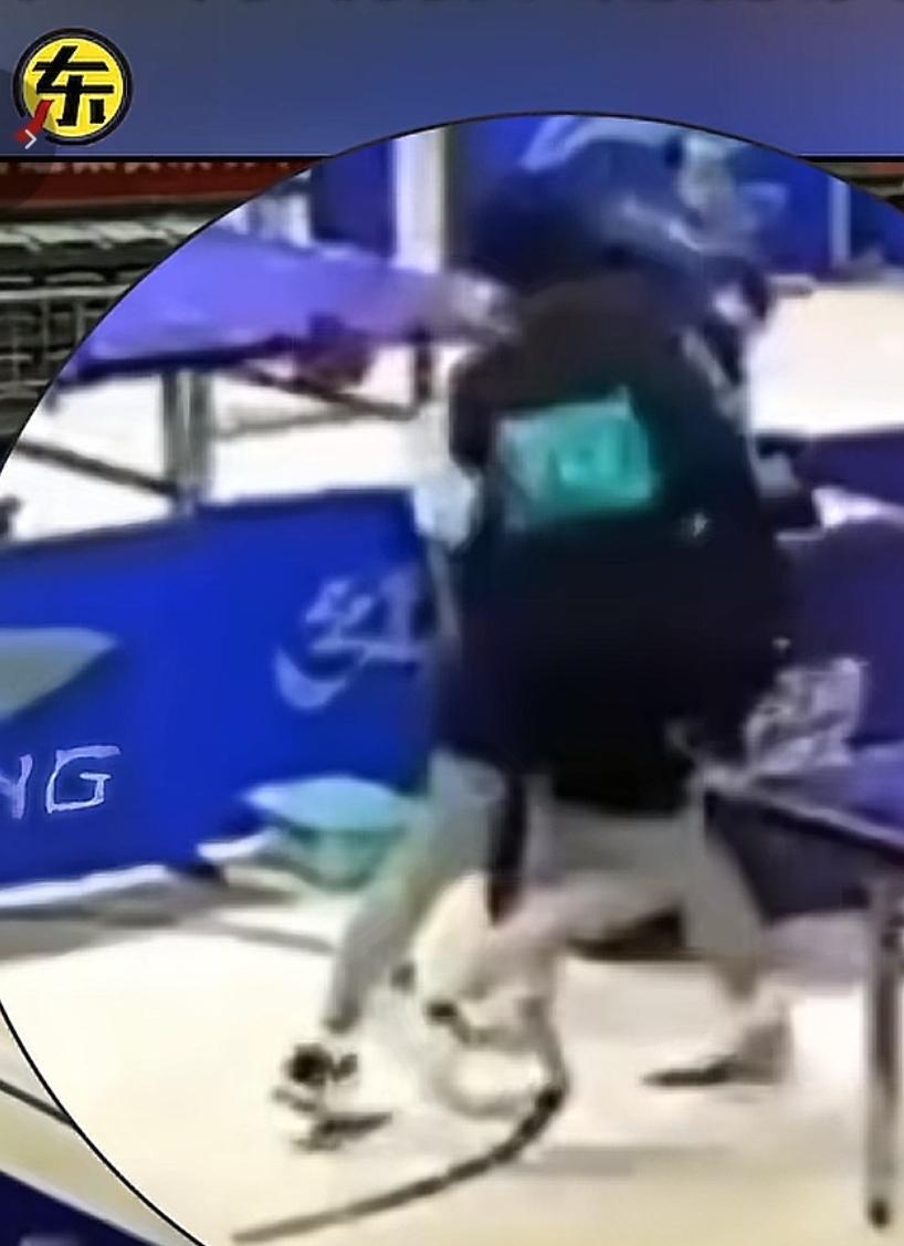 这位球员会不会像申花球迷一样受到同样处罚吗？我们看到这是一场乒乓球比赛，赛后输球