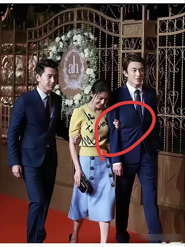 换我老婆跟别人这么亲密，我早就当场翻脸了！ 