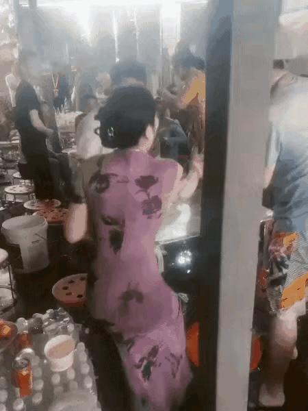 这样的玩笑太过分了，一般人真的接受不了，你们觉得呢？
男人手里拿着水管，用水直接