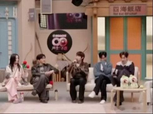 汪苏泷周兴哲你俩吵到我眼睛了汪苏泷周兴哲你俩忘记这是在直播了吗，完全旁若无人的在