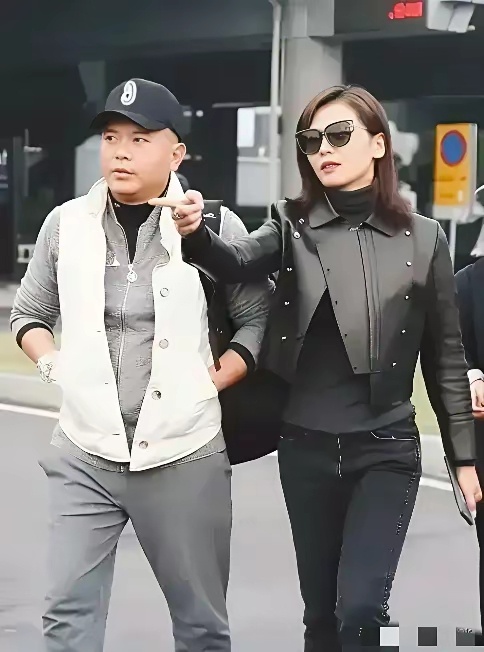 刘涛夫妻，感觉他老公真的找了一位天鹅，这么漂亮的演员，找的老公又矮又不帅气，不知