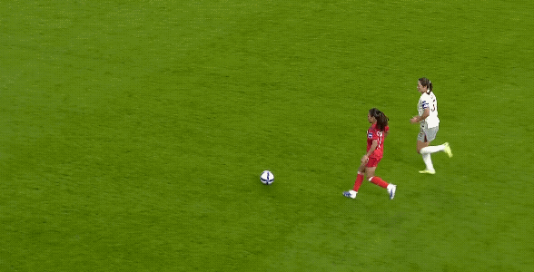 孟加拉女足球队员这个远距离射门还是挺漂亮的，虽然最后没进，但是对于整体足球比较一