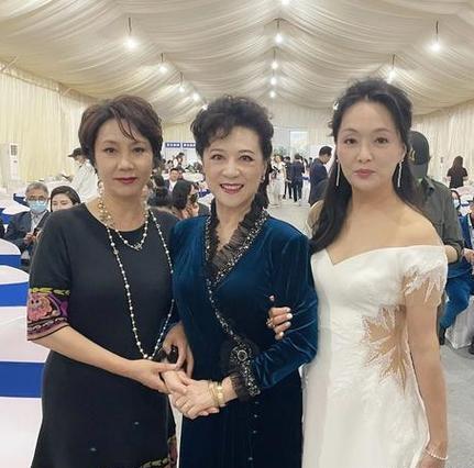 这张三人合照，我居然只认出了发型精致、笑意盈眉、霞姿月韵的王馥荔！左一那位几绺柔
