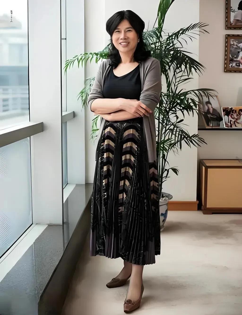 董大姐不仅是一位女强人，年轻时还是一位大美女。如今已是一位著名的企业家，虽然不再