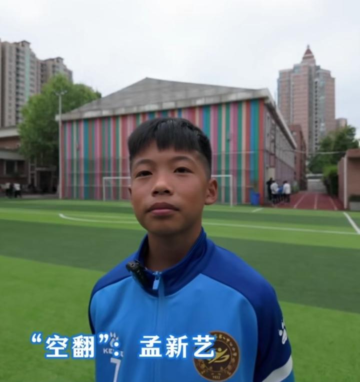 爆红“空翻哥”，说出了少年最真实的模样
 
凭借赛场空翻走红的孟新艺，最近的一番