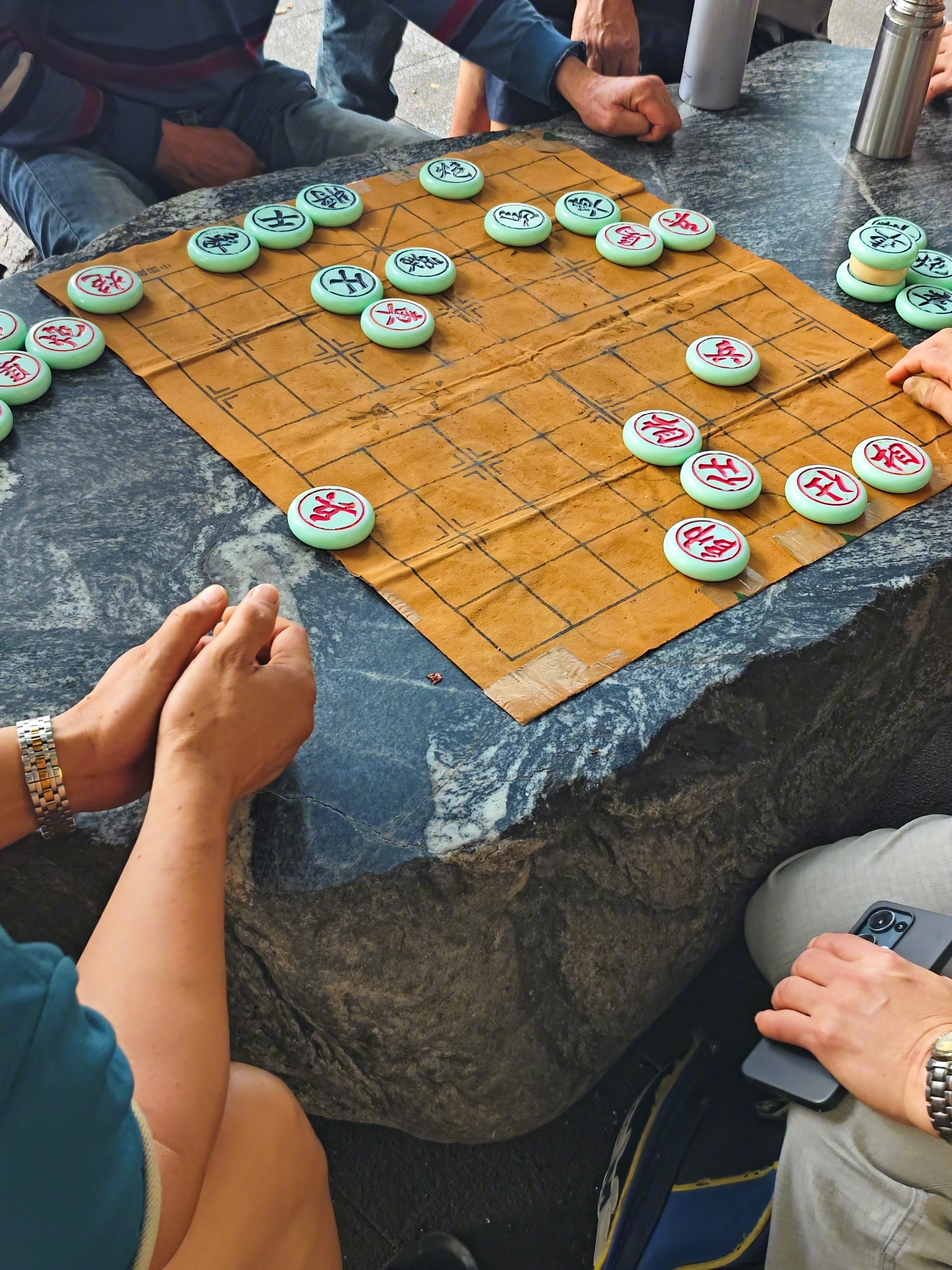 在路边看人下了一盘象棋，两个人下，旁边有七八个“军师”指挥，搞得下棋的人都凌乱了