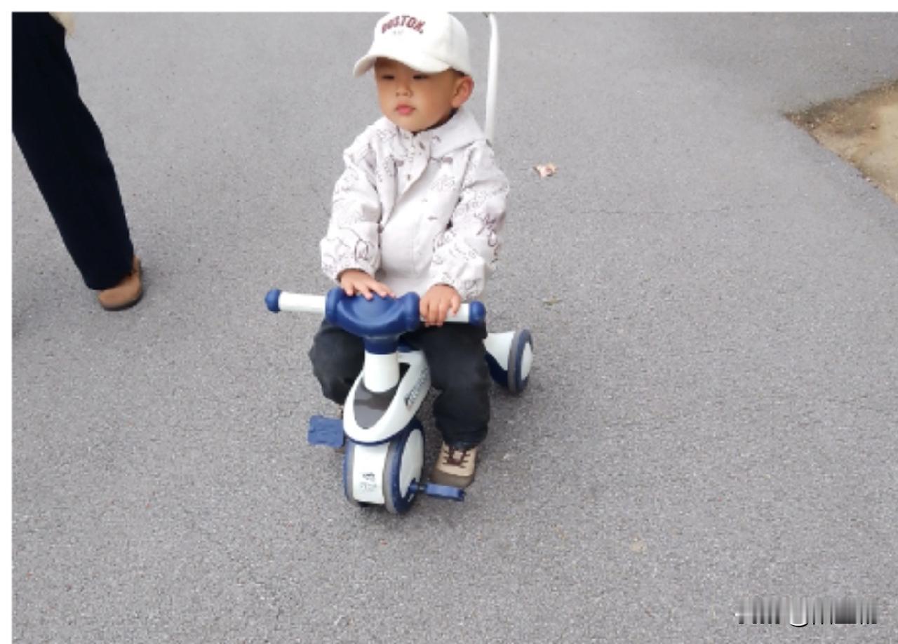 幼儿出门戴顶帽，真是弊少千般好！

小木子自他跌了两次重跤后，只要出门，我就给他