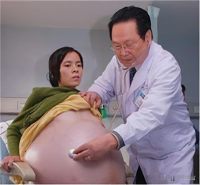 2007年，怀胎12个月的女人，在丈夫的陪同下，挺着巨肚，来到了广州医院检查，没