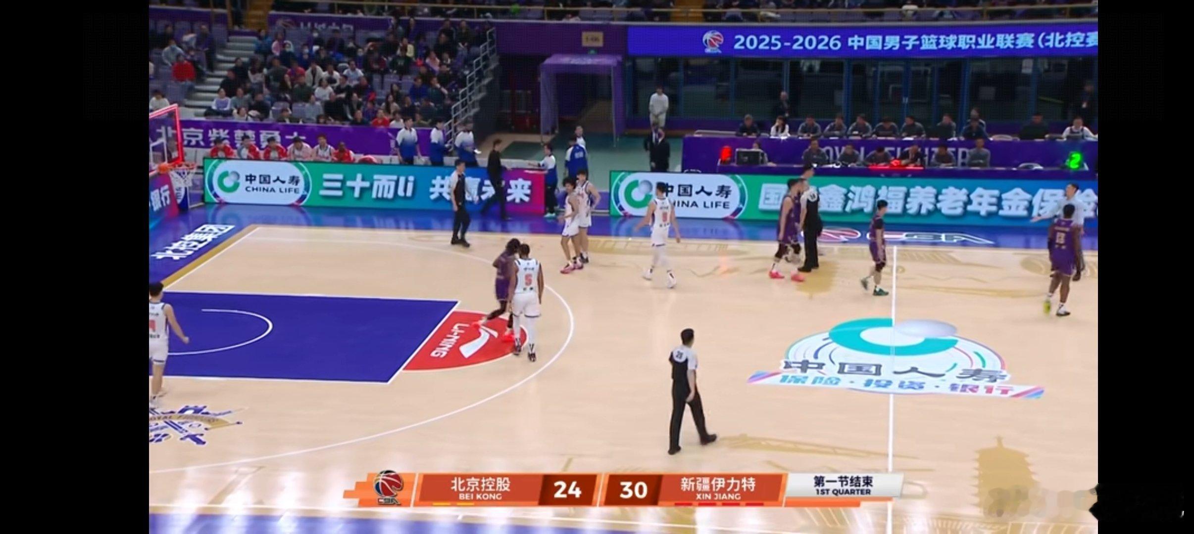 首节战罢，新疆伊力特客场领先北京北控男篮。cba北控男篮vs新疆男篮