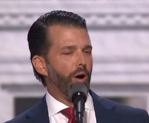 特朗普的家族结局必很惨！两个儿子忙卖无人机捞钱，等民主党上台后，这种行为秋后会算