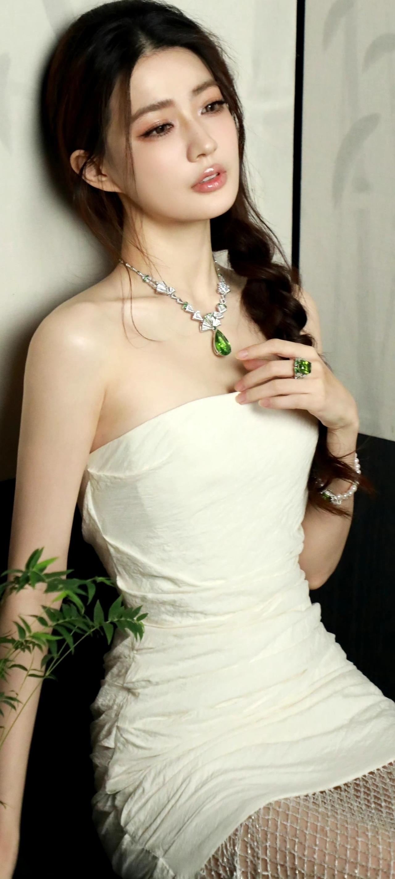 徐璐，优雅白裙，绿宝石项链，气质满分！💎✨徐璐 明星时尚 气质女明星 好身材性