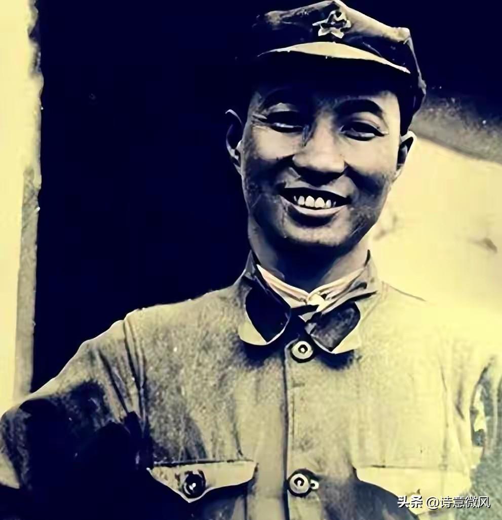 黄埔一期唯一被开除的学生，成了蒋介石最恨的人，蒋密令：干掉他。
 
这个学生就是