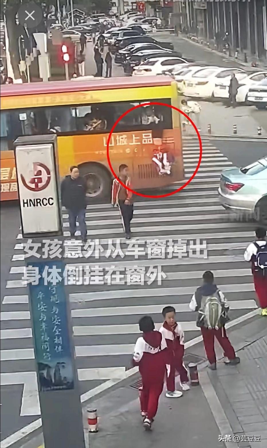 这一托太帅！下班辅警飞身追车，3秒托举救下悬窗女孩，全网点赞👍
 
这一幕看得