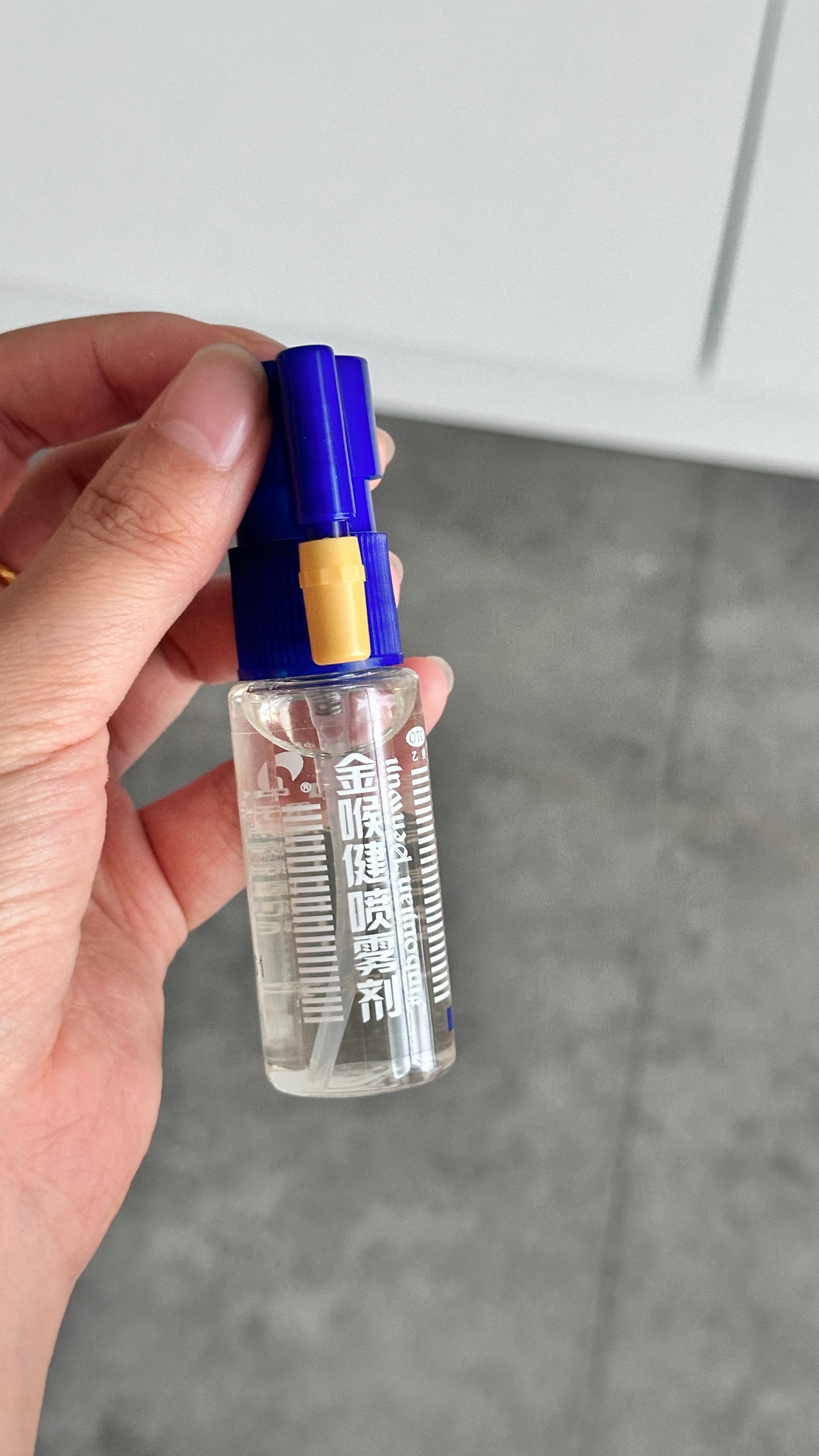 像是喝了一口清凉油…但是感觉蛮有用的 我喷了一下这会儿嗓子凉凉的不那么疼了 