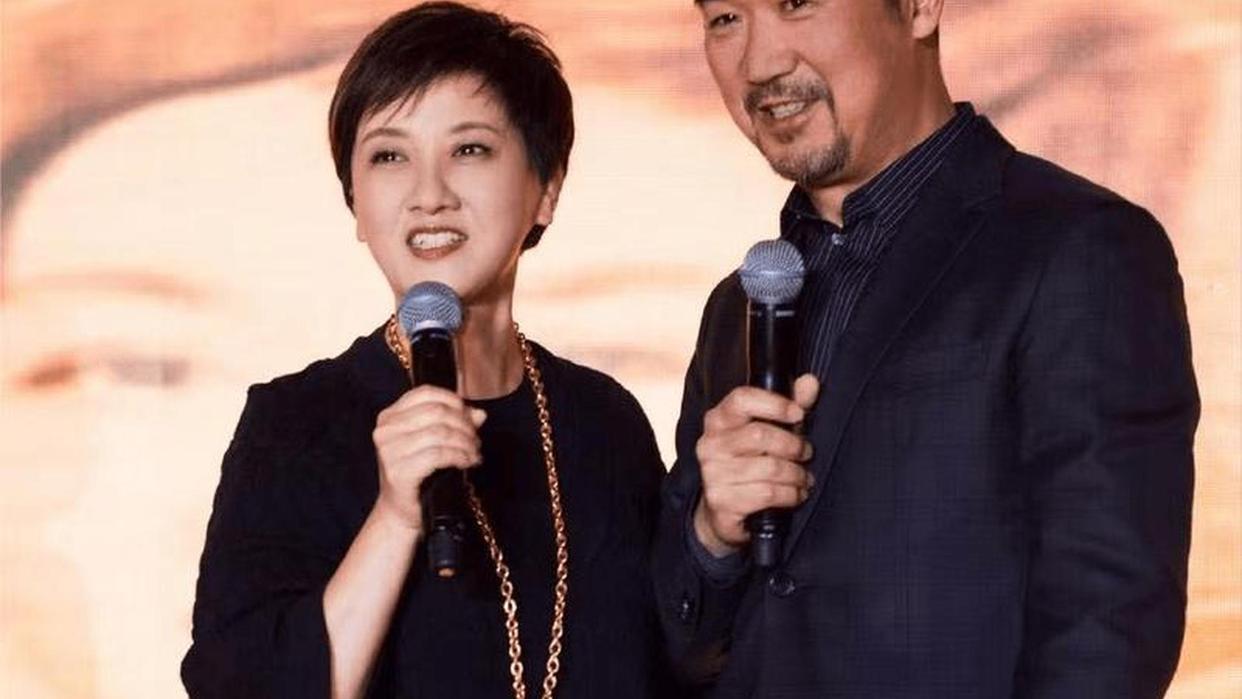 真稀奇！张国立和前妻罗秀春离婚都三十多年了，如今 67 岁的罗秀春，每个月都会准
