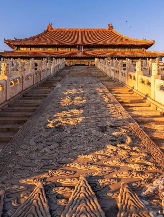 故宫缺钱到了什么地步，似乎永远入不敷出？故宫每年门票收入近8亿，文创收入大约15