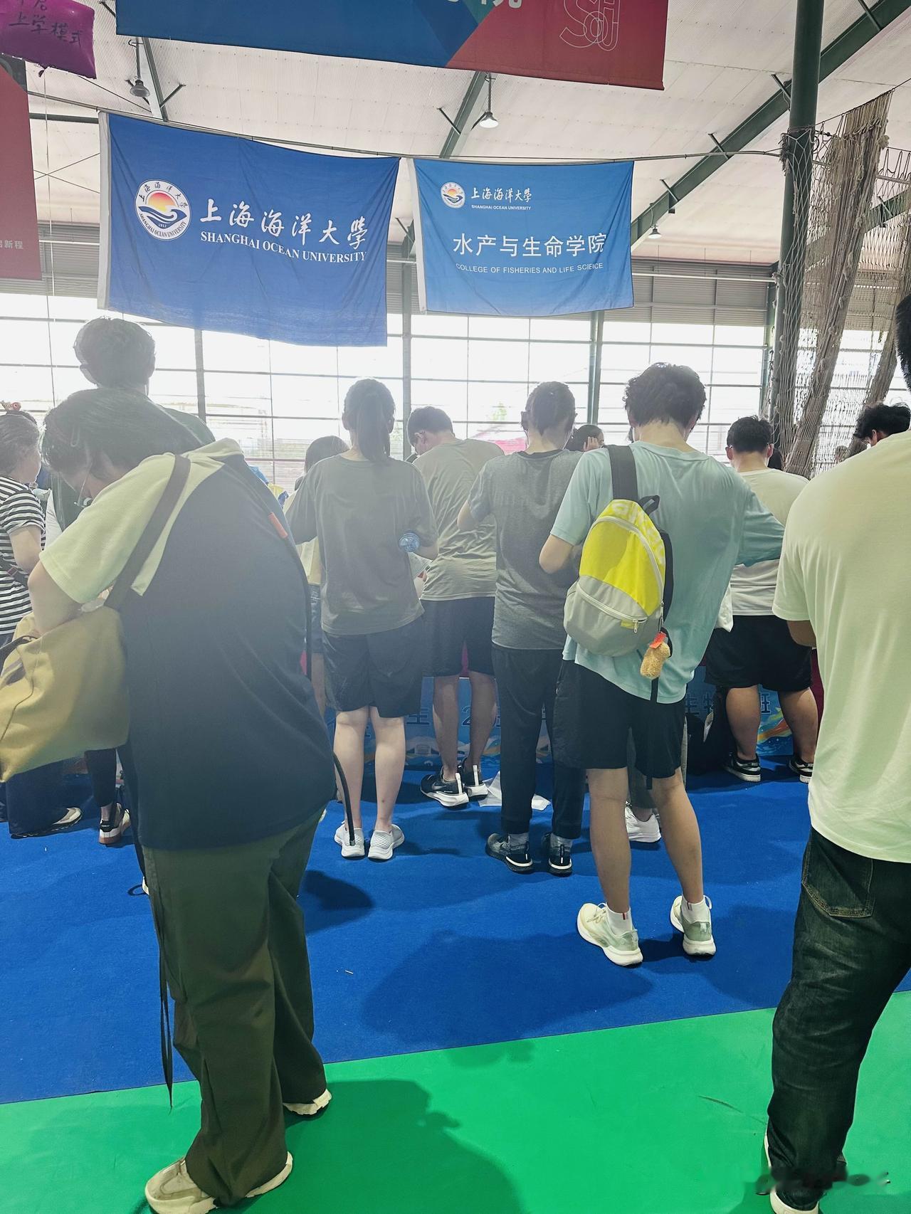 昨天终于把神兽送到大学报道了，这下算是18年完美收官。
进了学校才发现，除了学费