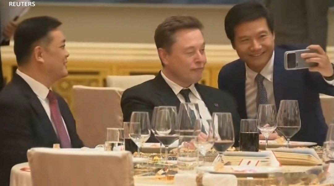 马斯克回复360度转圈拍人民大会堂这是要开饭了 