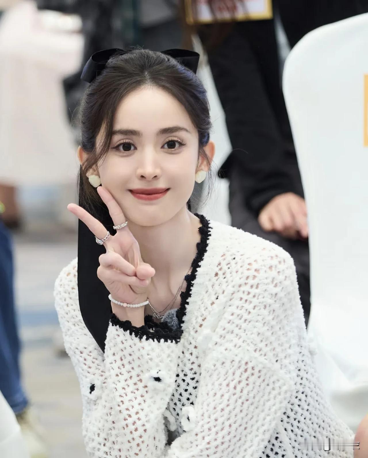 古力娜扎想要大红大紫很难，哪怕是拍摄于正的电视剧她也不容易火，因为她的演技和眼神