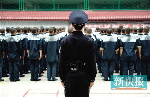 看守所辅警“关照”40人受贿10万：“万哥”的“灰色生意”是如何滚成雪球的？

