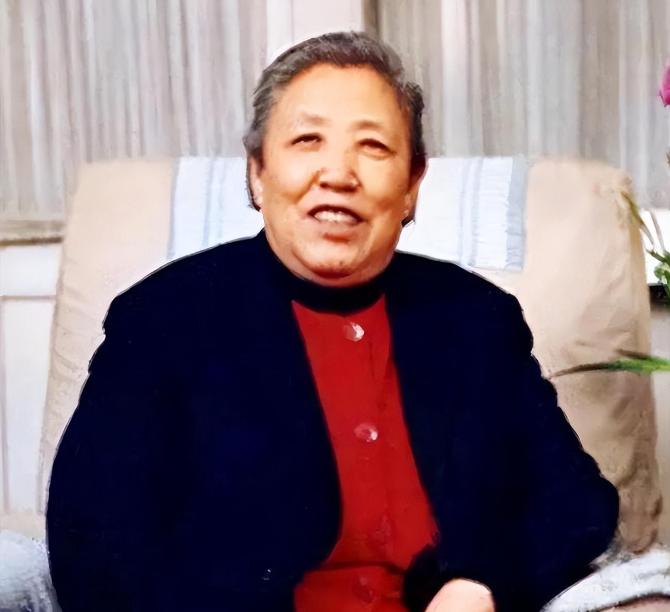 她是最低调的主席夫人，晚年骑自行车上下班，如今95岁高龄仍健在
说起“主席夫人”