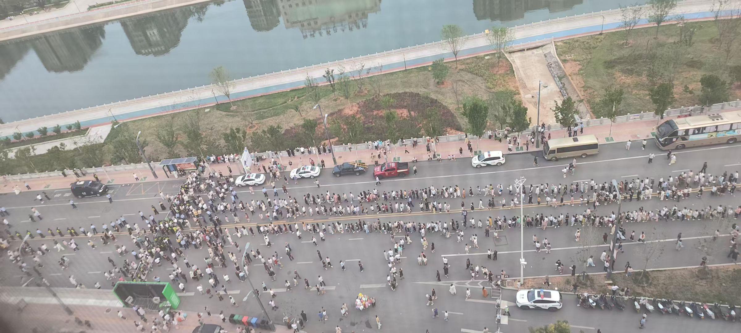 好多人 凑热闹  孙南演唱会