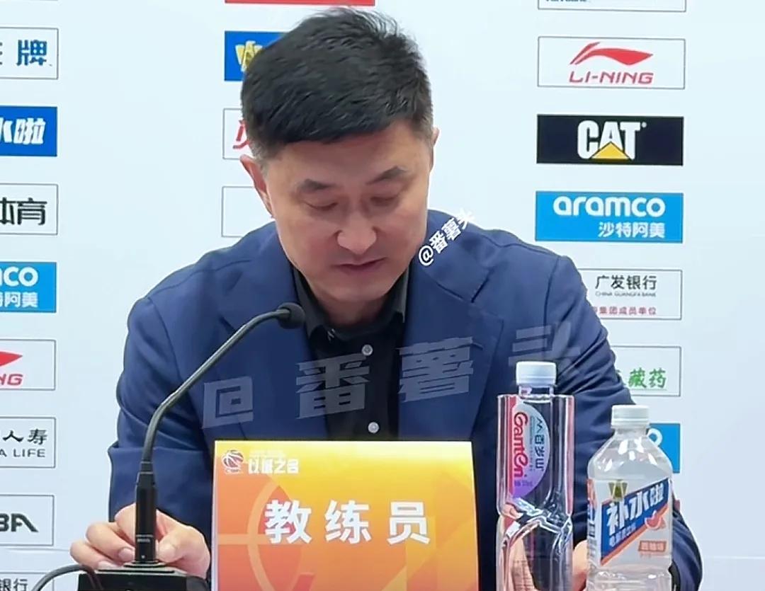 从逆转青岛这场比赛说杜锋。
一度落后17分，到打平进入加时，再到三军用命拿下对手