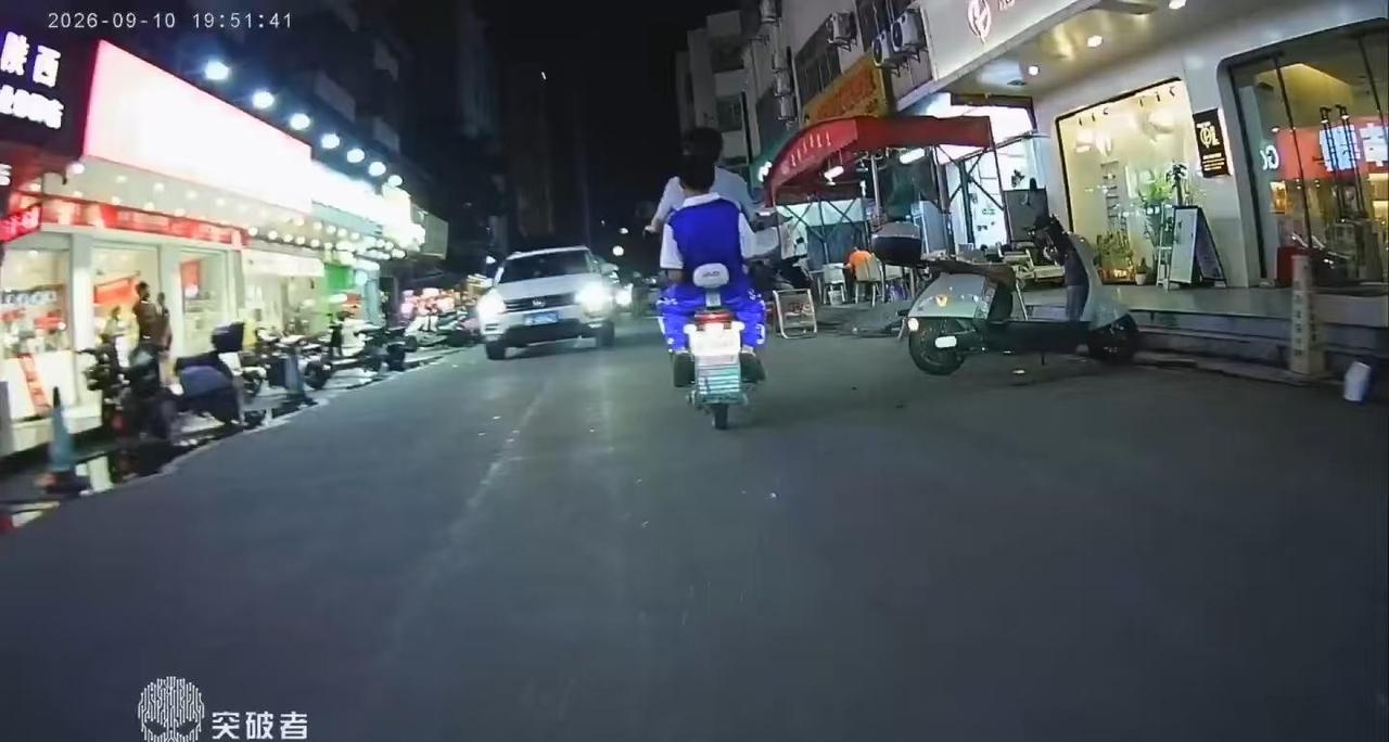 下班回家路上，先吃个瓜再说！安全驾驶文明骑行 摩托车第一视角 案发现场实拍 行车