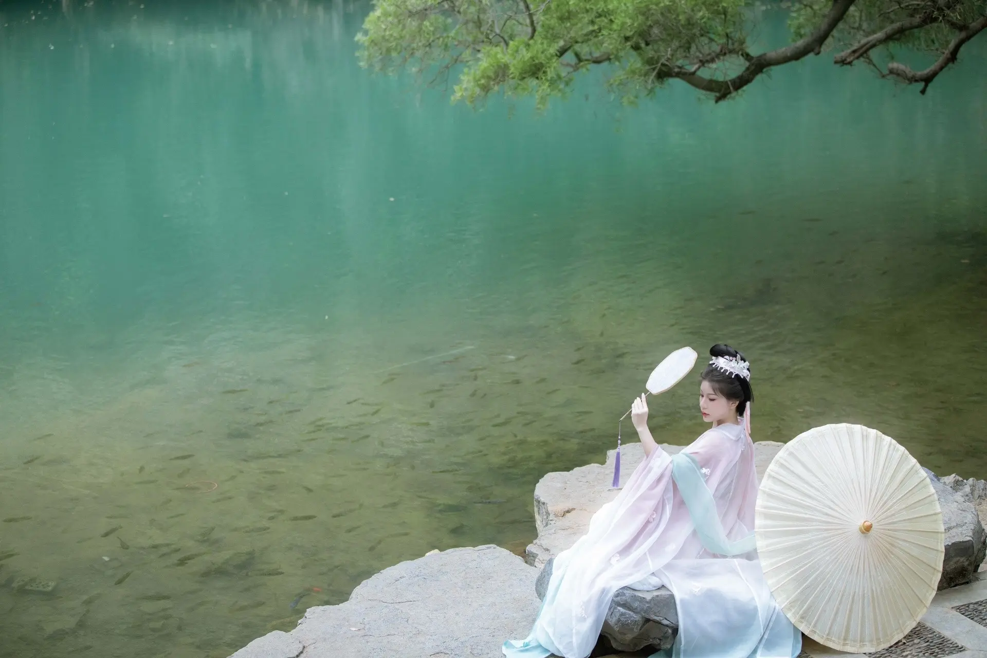 朗风清月，浓烟暗语，天教憔悴渡芳姿。