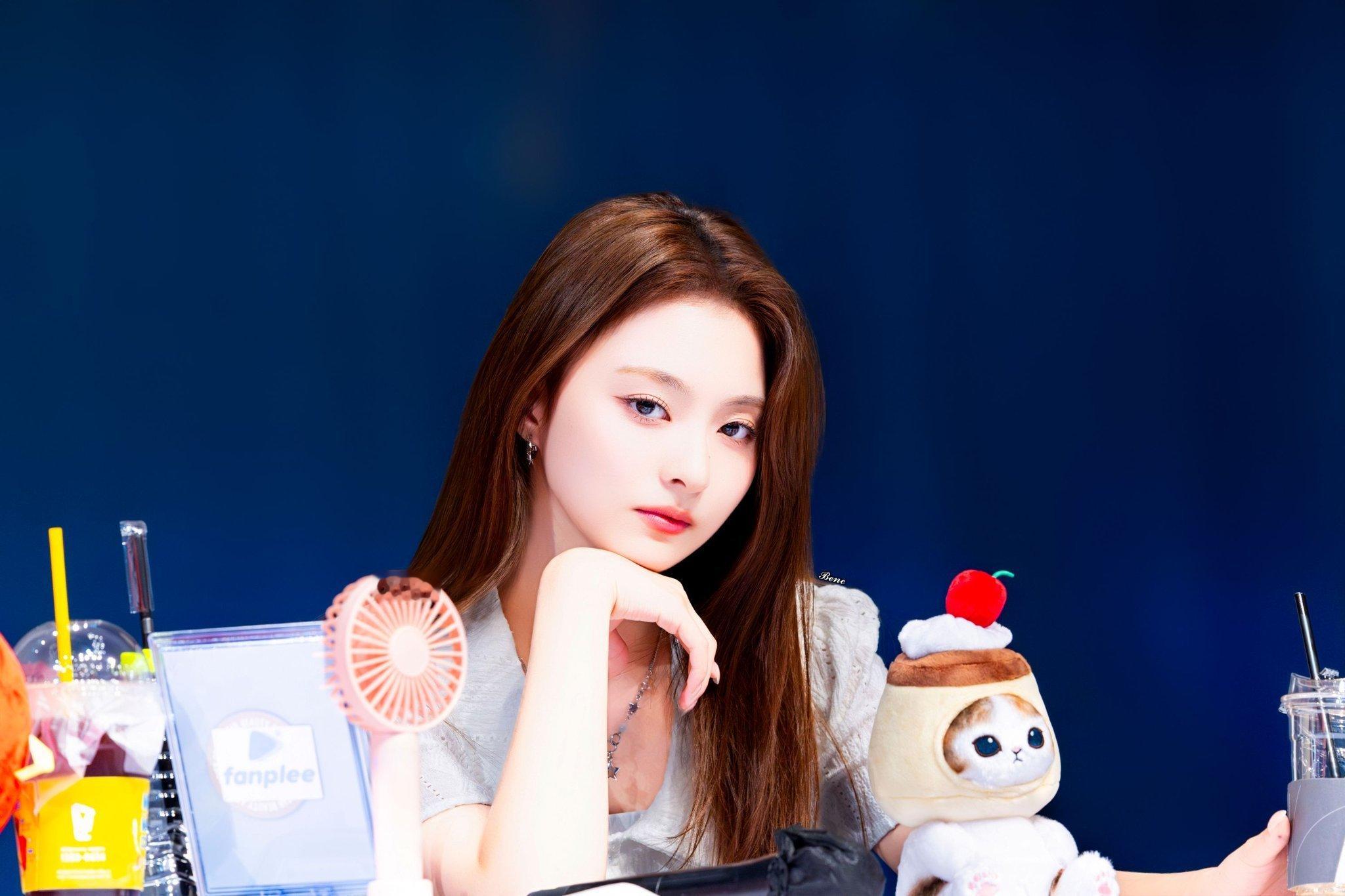 李娜炅[超话] 🐣 蜜桃笑颜李娜炅  [图片]240830 Fanplee签售