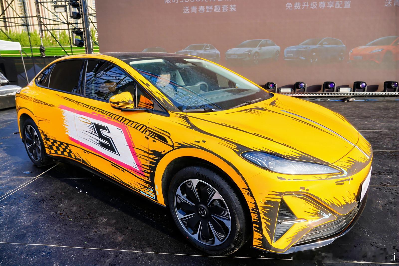 红旗也太会宠粉了吧莎莎喊我回家红旗这回真“宠”到家了！200万车主大聚会，搞得跟