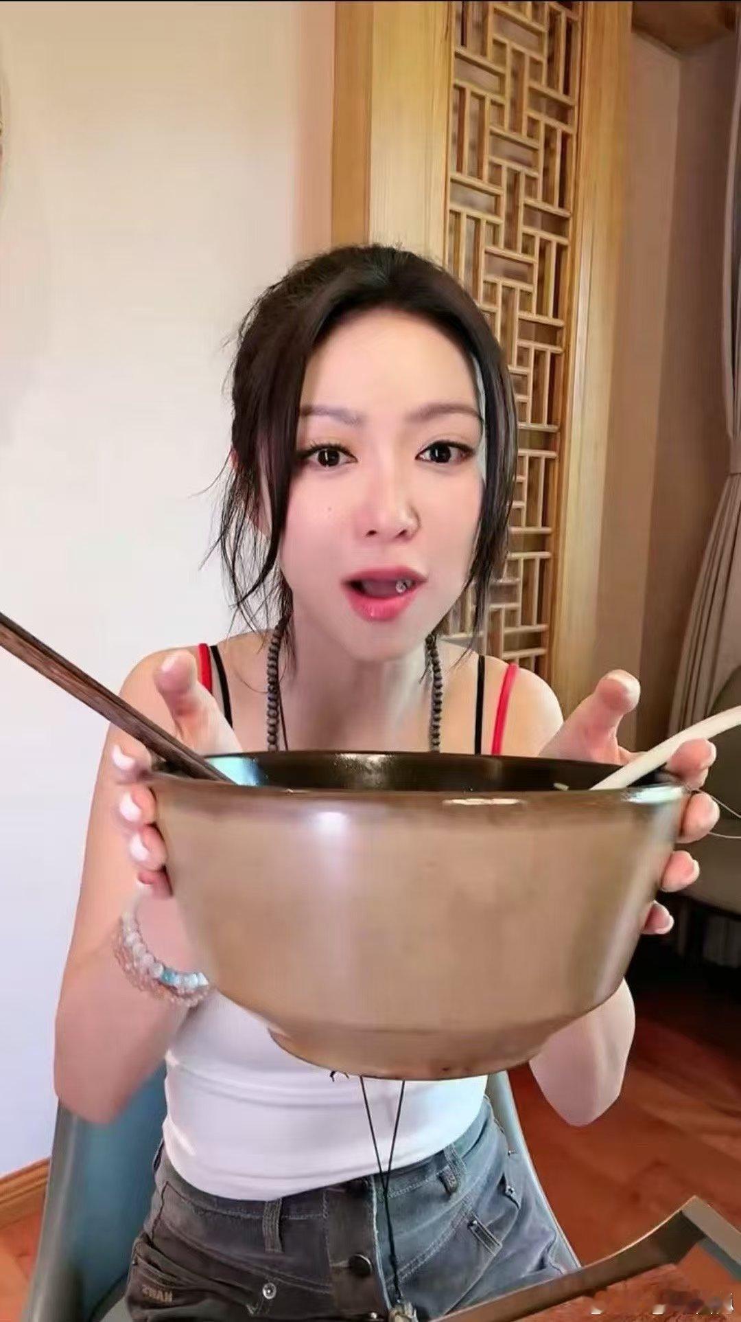 薛凯琪薛凯琪地狱厨神 被薛凯琪的厨房日常狠狠可爱到，用心对待一碗简单米线，奈何厨
