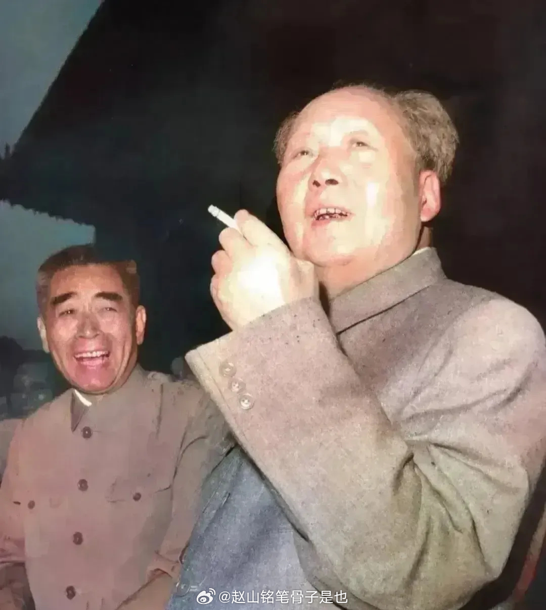 一个笑得剑眉都弯了，一个笑得烟都不冒烟了，就喜欢见到他们开心的样子，全国人民都高