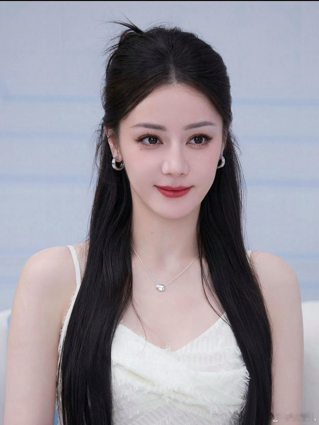1. 网传张凌赫和卢昱晓要合作《刺棠》是假消息，卢昱晓接下来有其他剧要进组，她手
