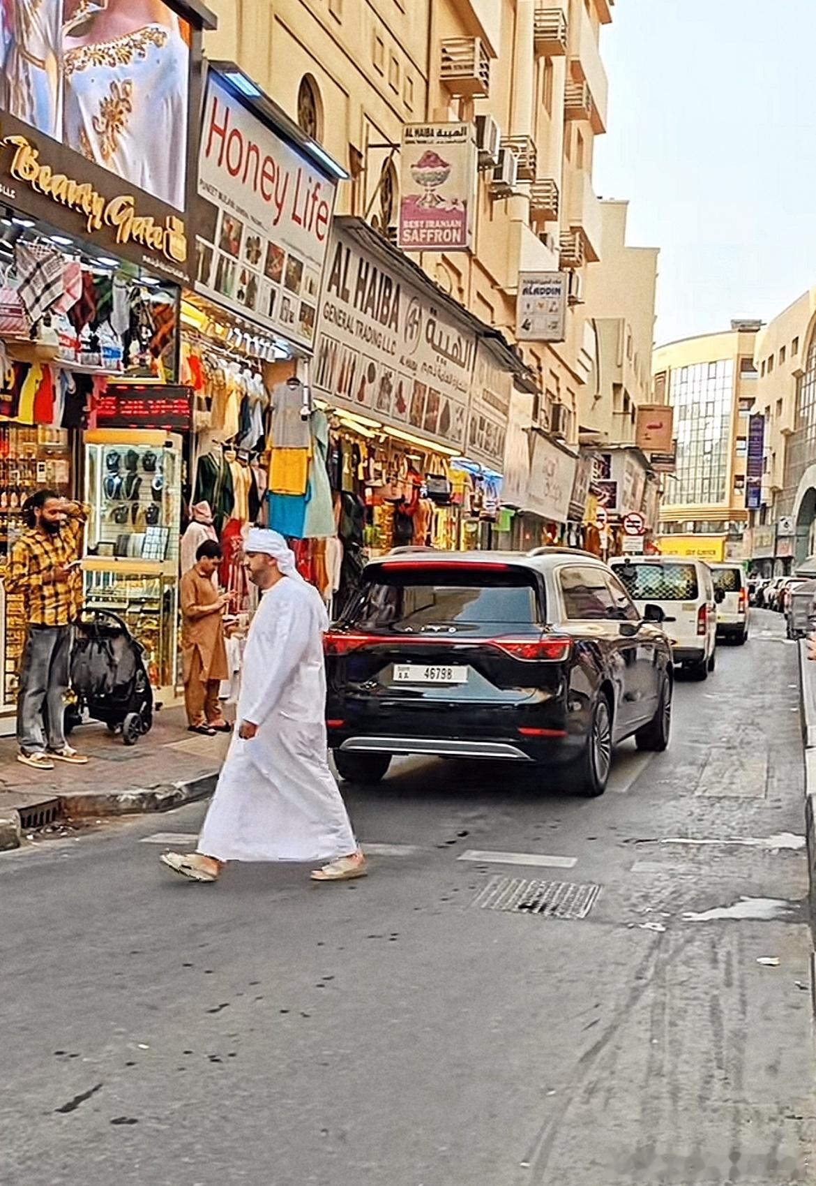 问界M9在国外街头的一瞬间 