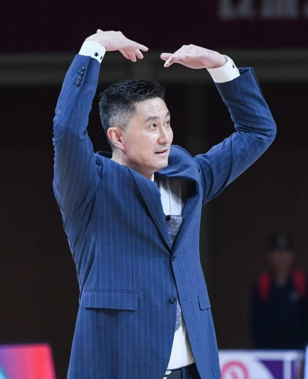 杜锋下课消息不胫而走，广东确实应该早做决断，不然影响后续引援和训练
广东宏远这个